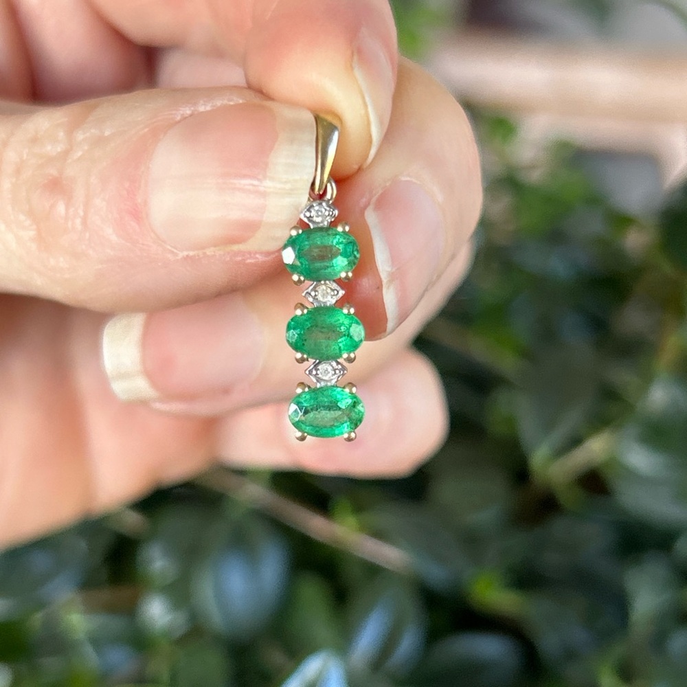 10k SOLID GOLD and GENUINE NATURAL EMERALD Pendant